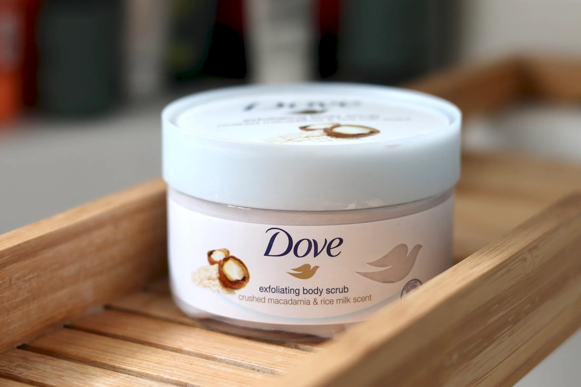 DOVE EXFOLIATING BODY SCRUB Derma Essentials